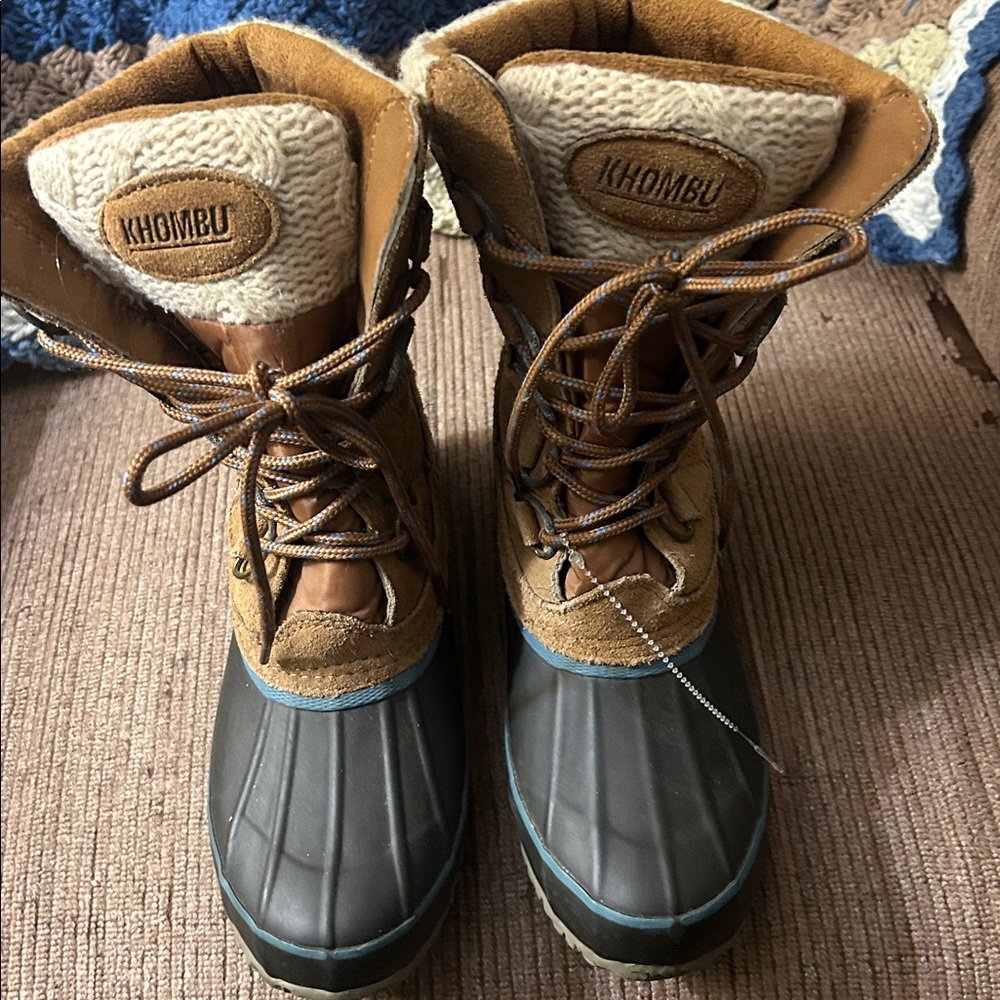 Khombu snow boots. Warm & cozy size 7 mediumW.Leather & man made material.